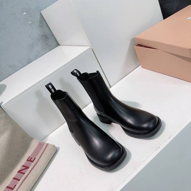 高品质出厂 ！Miumiu24Ss秋冬系列新款简易圆头一脚蹬短靴！朋克风十足！鞋头采用圆头设计、上脚给人有线条美感、显腿纤细修长、视觉效果直接拉满！人人都爱也能